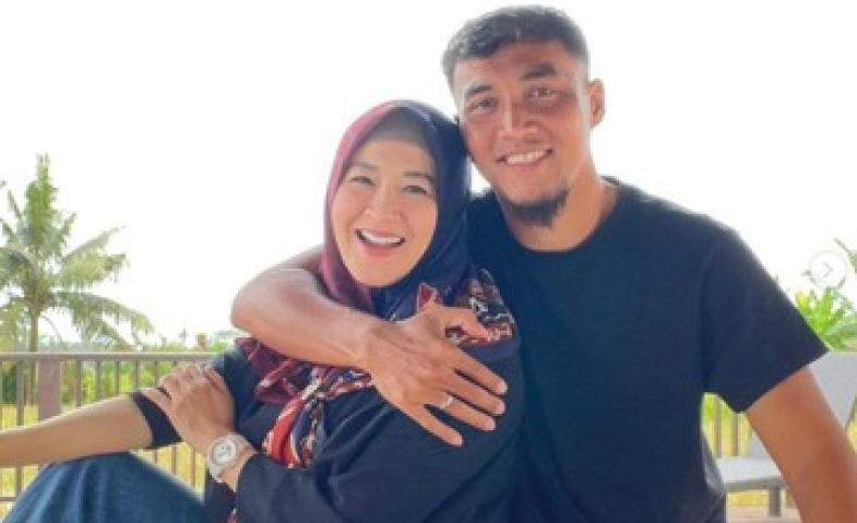 Okie Agustina Pamer Pasangan Baru Setelah Cerai dari Gunawan Dwi Cahyo, Ternyata dengan Sosok Artis Ini