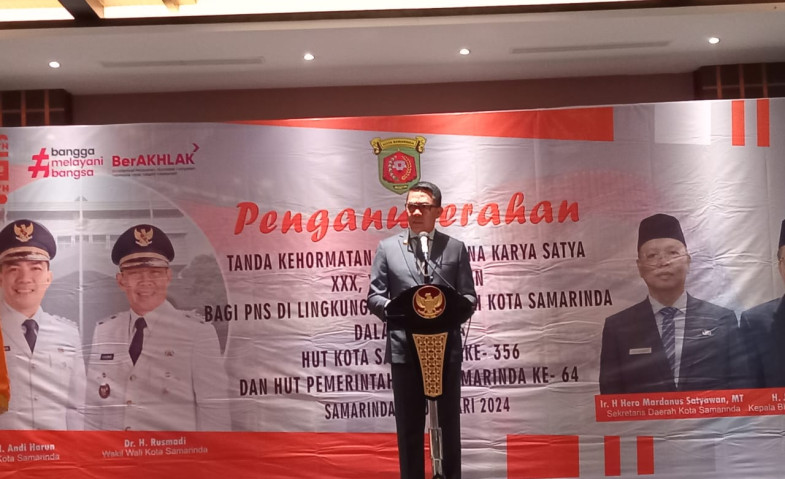Wali Kota Andi Harun Sematkan Anugerah Satya Lencana Karya Satya untuk 130 ASN Samarinda
