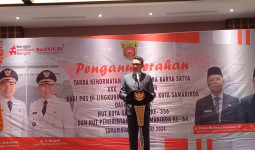 Wali Kota Andi Harun Sematkan Anugerah Satya Lencana Karya Satya untuk 130 ASN Samarinda