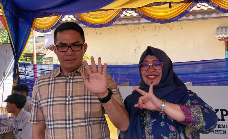 Salurkan Hak Suara Bersama Istri, Andi Harun Targetkan Partisipasi Pemilih di Samarinda Capai 90 Persen