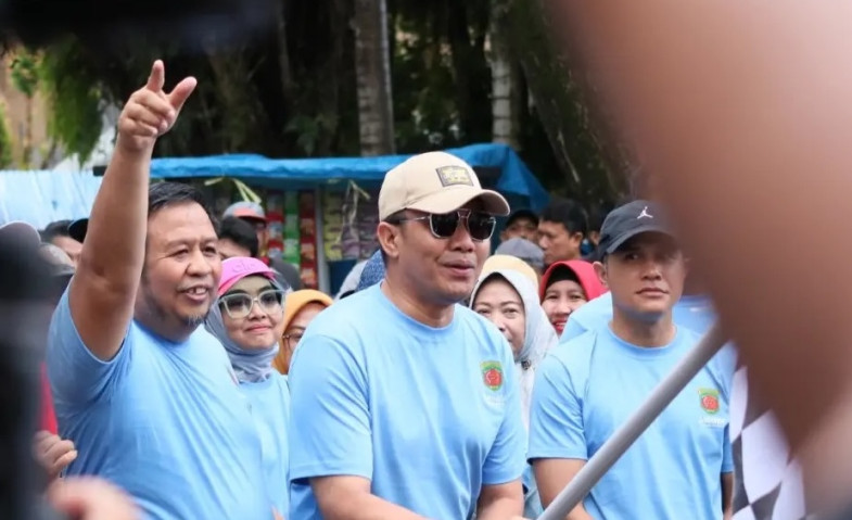 Wali Kota Andi Harun Lepas Ribuan Peserta Jalan Santai di Samarinda, Ajak Makan Bersama dan Gunakan Hak Pilih