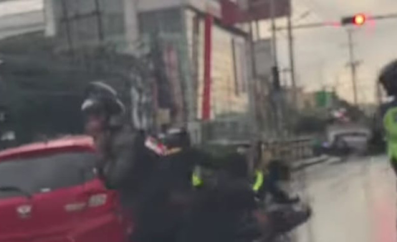 Aksi Kejar-kejaran Polisi dengan Pengendara Roda Empat di Banjarmasin, Pelaku Sempat Minum Pil Zenith