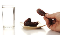 Lebih Baik Makan Kurma atau Minum Air Dulu Saat Buka Puasa? Begini Urutannya yang Benar Menurut Nabi Muhammad SAW