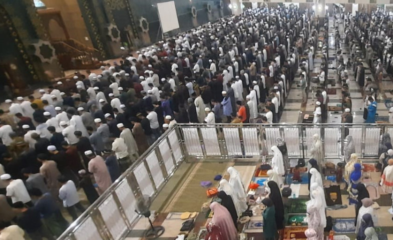Ribuan Warga Kota Samarinda Mengikuti Salat Tarawih Perdana di Masjid Islamic Center