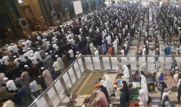 Ribuan Warga Kota Samarinda Mengikuti Salat Tarawih Perdana di Masjid Islamic Center