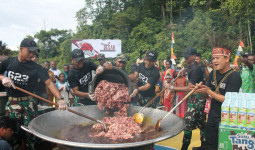 Bobon Santoso-TNI Gelar Makan Besar dengan Masyarakat Maybrat PBD