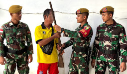 Dukung Keamanan Wilayah, Warga Serahkan Senpi Rakitannya ke TNI