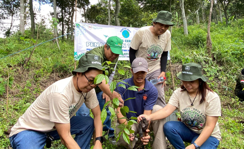ABC Lanjutkan Program Penanaman 1.000 pohon, Dukung Konservasi Hutan dan Daerah Tangkapan Air di Jawa Timur 