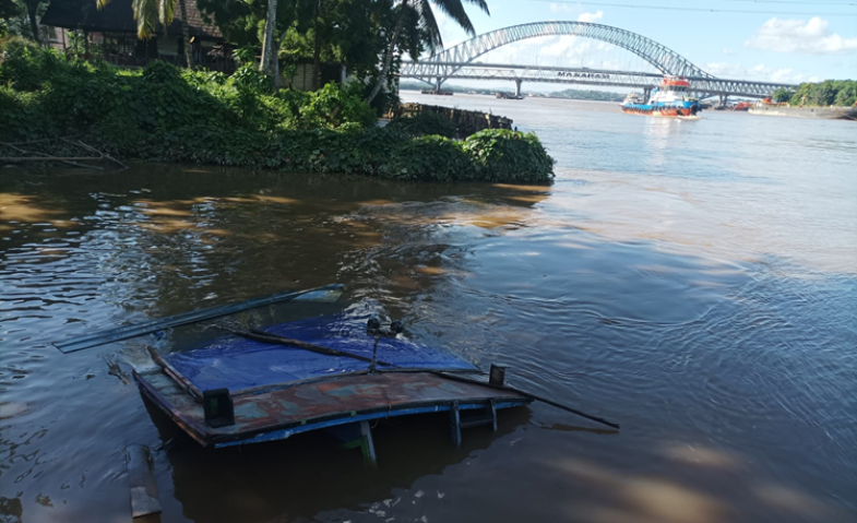 Kapal Pembawa Beras Bulog Tenggelam di Sungai Mahakam