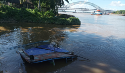 Kapal Pembawa Beras Bulog Tenggelam di Sungai Mahakam