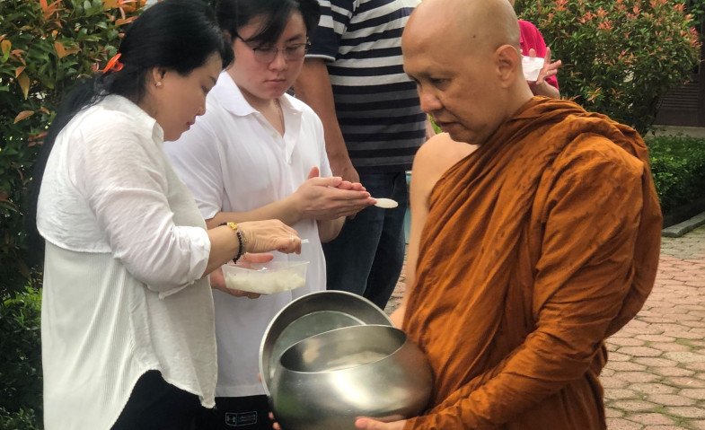 Kehangatan Momen Waisak, Umat Buddha di Samarinda Berkumpul untuk Ritual Pindapata