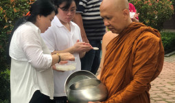 Kehangatan Momen Waisak, Umat Buddha di Samarinda Berkumpul untuk Ritual Pindapata