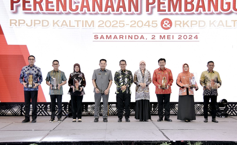 Pemkot Samarinda Bawa Pulang Penghargaan Terbaik 1 Pencapaian Keberhasilan Pembangunan di Kaltim