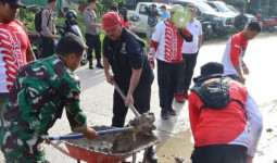Bupati Kukar Ikut Gotong Royong Bersihkan Jalur Samarinda-Tenggarong pada Peringatan BBGRM