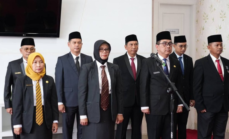Delapan Pejabat Administrator dan Pengawas Pemprov Kaltim Dilantik oleh Pj Gubernur Akmal Malik