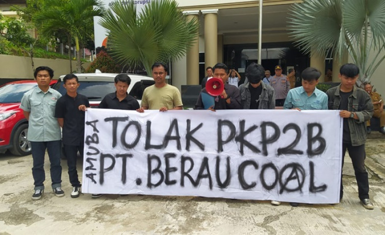 Demo di Kantor Dinas ESDM Kaltim, Aliansi Muda Berau Tolak Perpanjangan Izin PKP2B PT Berau Coal