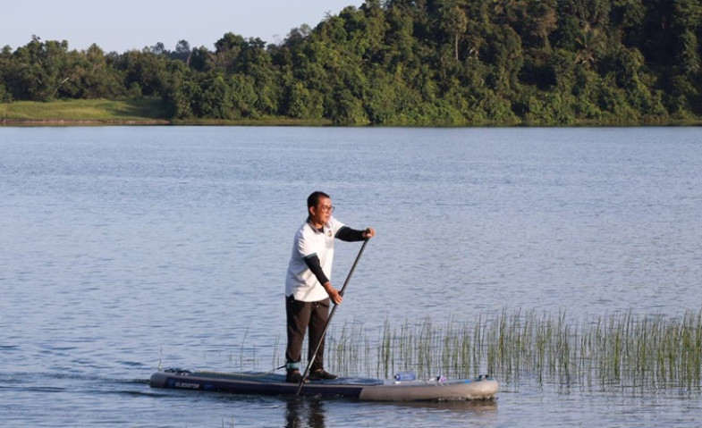 Pj Gubernur Kaltim Kelilingi Waduk Samboja dengan Paddle Board