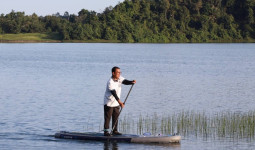 Pj Gubernur Kaltim Kelilingi Waduk Samboja dengan Paddle Board