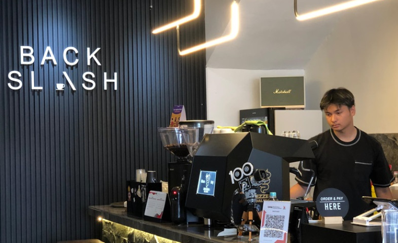 Menemukan Kenyamanan Suasana Monokrom Back Slash Coffee