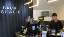 Menemukan Kenyamanan Suasana Monokrom Back Slash Coffee