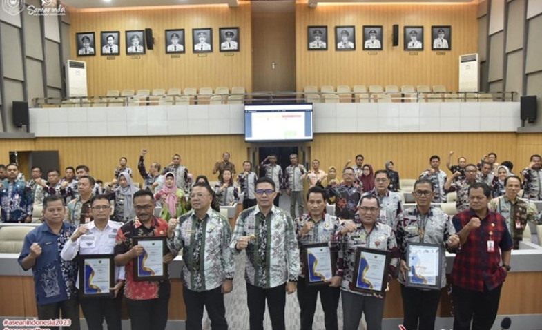 Andi Harun Serahkan Rapor Capaian Perangkat Daerah Triwulan II