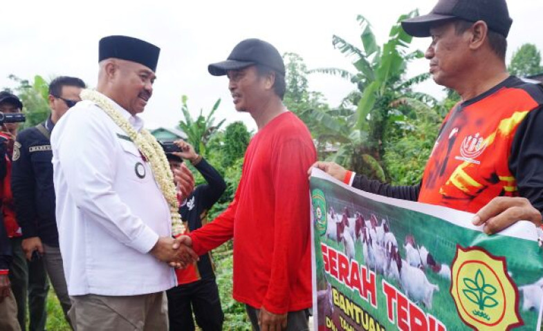 Bupati Kukar Edi Damansyah Resmikan Jalan Desa Segihan dan Serahkan Bantuan Ternak