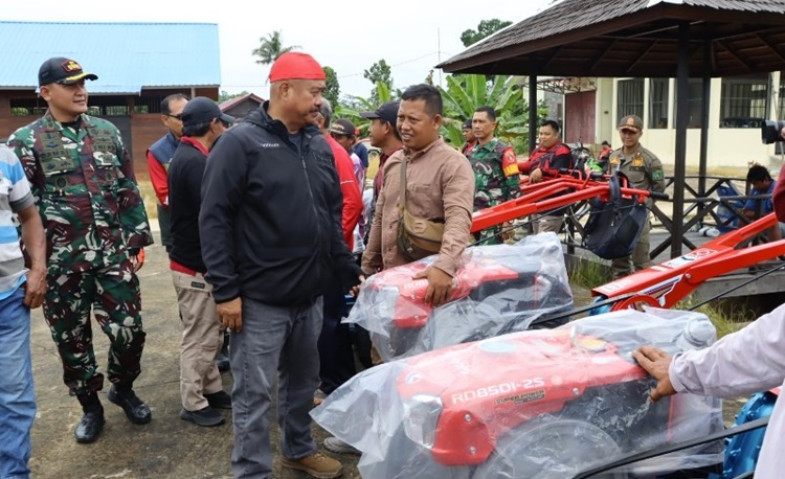 Bupati Kukar Edi Damansyah Serahkan 20 Hand Traktor untuk Kelompok Tani