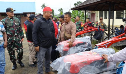 Bupati Kukar Edi Damansyah Serahkan 20 Hand Traktor untuk Kelompok Tani