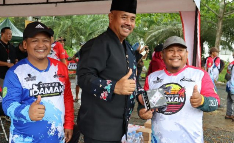 Bupati Kukar Edi Damansyah Serahkan Hadiah Lomba Mancing Idaman 2024