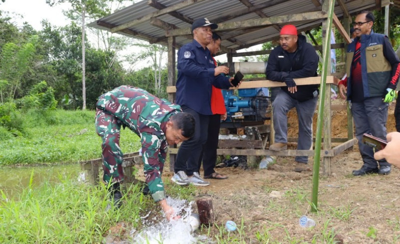 Bupati Kukar Edi Damansyah Tinjau Pemanfaatan Pompa Irigasi di Desa Loa Kulu