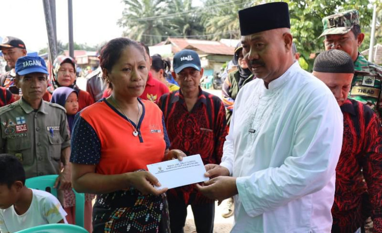 Edi Damansyah Serahkan Bantuan untuk Korban Kebakaran di Jahab, Penyebab Selalu Hubungan Arus pendek dan Kompor