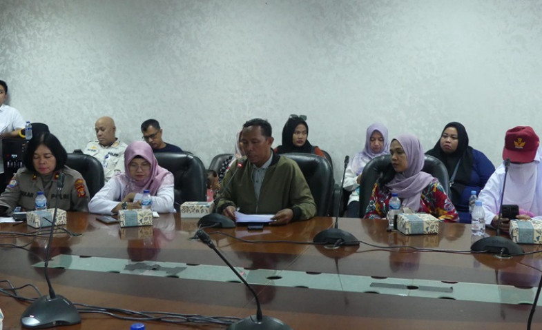 Ibu-ibu Demo di Kantor Gubernur Kaltim, Protes Intimidasi Pembelian Buku dan Seragam