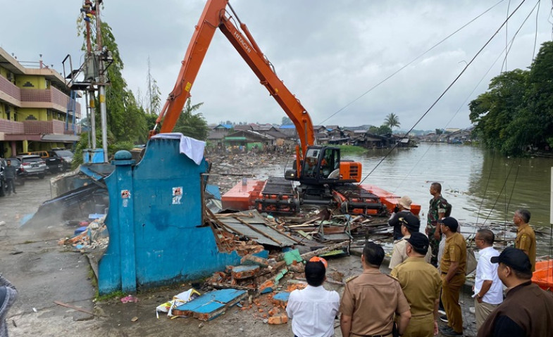 Pemkot Samarinda Bongkar Bangunan di Tepi Sungai untuk Pengendalian Banjir