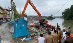 Pemkot Samarinda Bongkar Bangunan di Tepi Sungai untuk Pengendalian Banjir