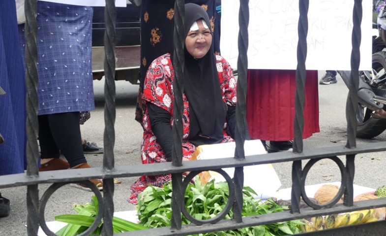 Puluhan Ibu-ibu di Samarinda Demo di Depan Kantor Gubernur Kaltim, Tuntut Pendidikan Gratis