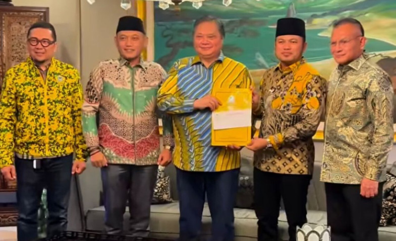 Serahkan SK, Ketum Golkar Muluskan Jalan Rudy Mas'ud Menuju Pilgub Kaltim