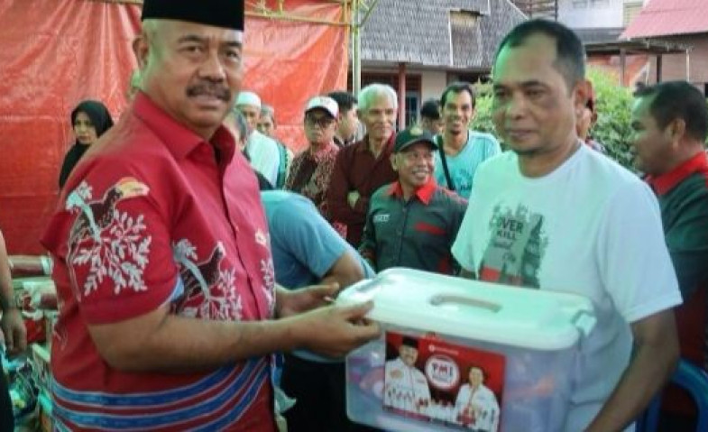 Ucapkan Turut Berduka Cita, Edi Damansyah Serahkan Bantuan untuk Korban Kebakaran di Loa Ipuh