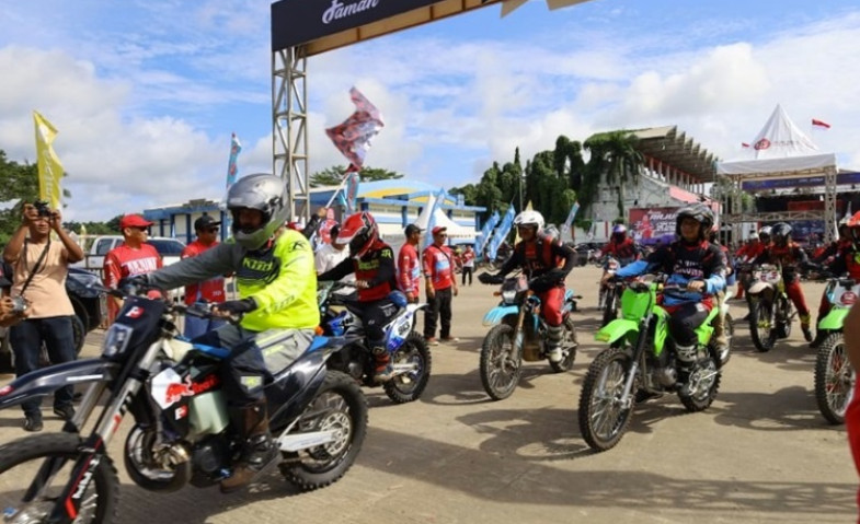 Aksi Edi Damansyah Kendarai Motor di Event Trail Arjuna Cinta Alam Kukar Adventure 2024