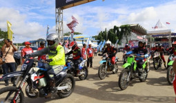 Aksi Edi Damansyah Kendarai Motor di Event Trail Arjuna Cinta Alam Kukar Adventure 2024