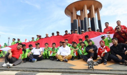 Bupati Kukar Semarakkan Kemerdekaan RI ke-79 dengan Pembentangan Bendera Merah Putih