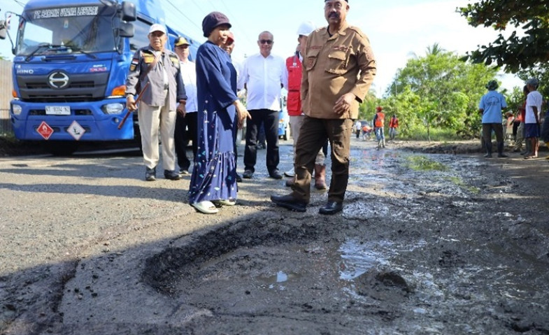 Bupati Kukar Tinjau Kerusakan Jalan Poros Tenggarong-Loa Janan