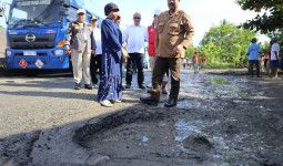 Bupati Kukar Tinjau Kerusakan Jalan Poros Tenggarong-Loa Janan