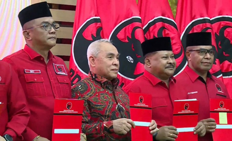 Isran Noor Kenakan Batik Merah Saat Terima Dukungan Resmi PDIP di Pilgub Kaltim