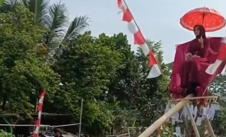 Kocak! Beda dari yang Lain, Lomba Panjat Pinang di Cianjur Ini Berhadiah Janda Muda