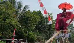 Kocak! Beda dari yang Lain, Lomba Panjat Pinang di Cianjur Ini Berhadiah Janda Muda