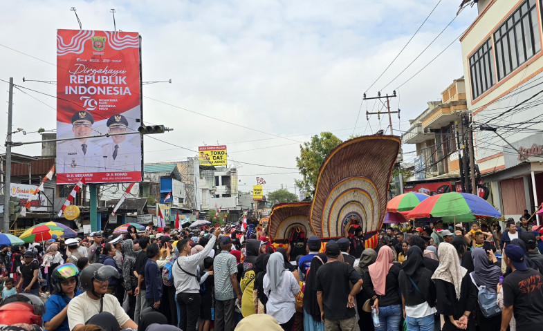 Ribuan Warga Samarinda Saksikan Pawai Pembangunan dan Karnaval Budaya Nusantara