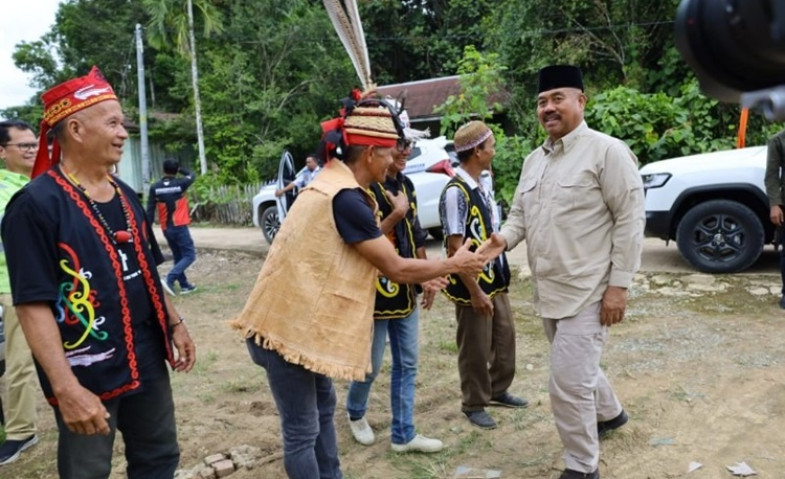 Warga Dusun Berambai Sambut Meriah Kedatangan Bupati Kukar