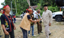 Warga Dusun Berambai Sambut Meriah Kedatangan Bupati Kukar