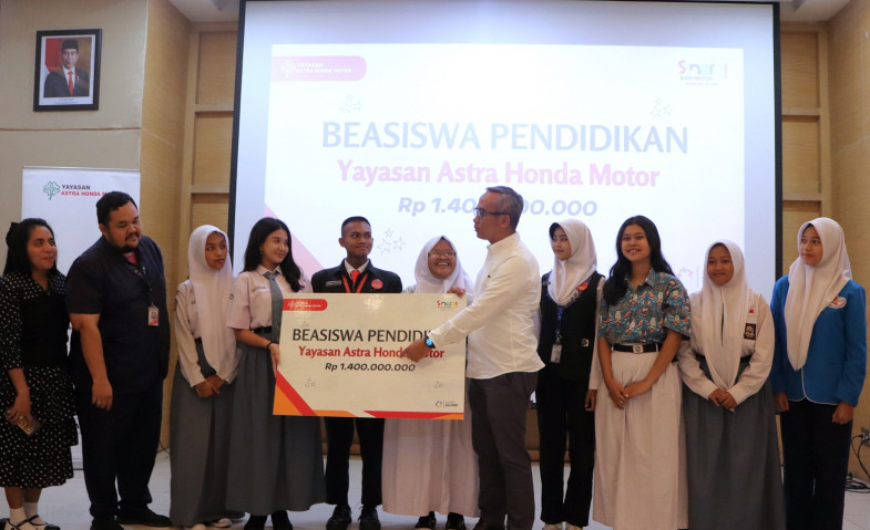 Duta Safety Riding Terima Beasiswa Pendidikan dari Yayasan AHM