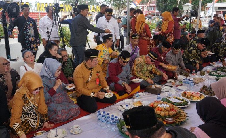 Kembali ke Kukar, PJs Bupati Bambang Arwanto Ikuti Beseprah Pada Erau Adat Pelas Benua 2024